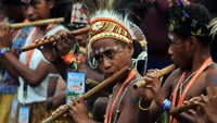 Sejumlah anak memainkan alat musik untuk menyambut kedatangan Jokowi. Antara Foto/Gusti Tanati.  