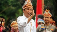 Jokowi menghadiri peringatan Hari Anak Nasional dengan memakai ikat kepala rumbai. Antara Foto/Gusti Tanati.