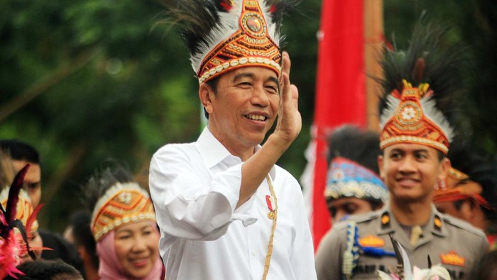 Presiden Joko Widodo menyapa anak-anak yang menyambutnya saat tiba di Istora Papua Bangkit, Jayapura, Selasa (23/7/2024). Presiden menghadiri peringatan Hari Anak Nasional Ke-40 bertema 
