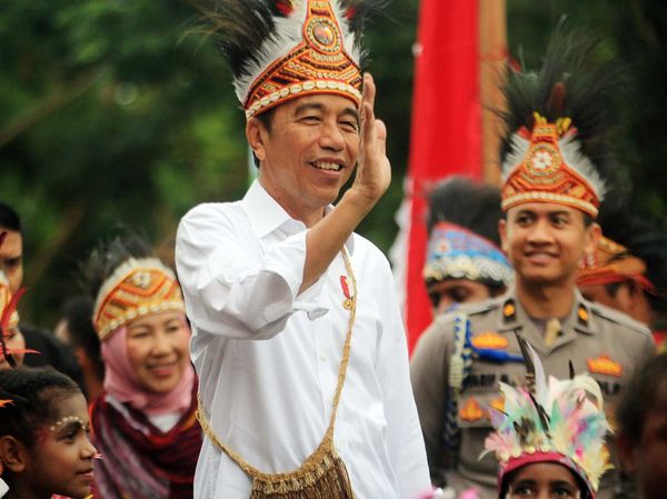 Pakai Ikat Kepala Rumbai, Jokowi Hadiri Peringatan Hari Anak di Papua