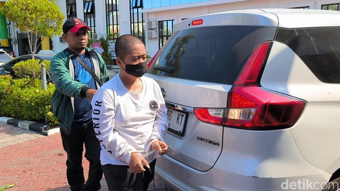 Paman yang menjadi tersangka produsen konten pornografi anak dengan objek keponakan di bawah umur.
