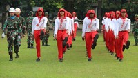 Hal tersebut telah dipastikan sebelumnya oleh Wakil Kepala Badan Pembinaan Ideologi Pancasila (BPIP) sekaligus Pengarah Program Paskibraka Tingkat Pusat Dr Rima Agristina SH SE MM. Menurut Rima seluruh peserta Paskibraka mengalami pelatihan yang serupa baik menjadi pembawa baki, pembentang, dan pengibar bendera.Selama proses pelatihan semua peserta akan dinilai kesiapannya terkait tiga peran penting tersebut. Mereka yang paling menonjol kemungkinan akan mendapat kesempatan ini. Foto: Humas BPIP RI