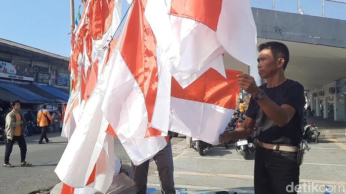 Pedagang bendera merah putih dadakan di Alun-alun Singaparna, Tasikmalaya
