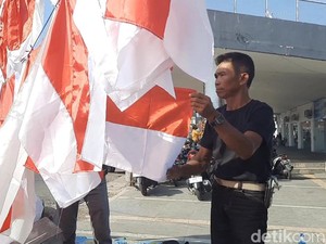 Pedagang Bendera Dadakan Mulai Menjamur di Tasikmalaya