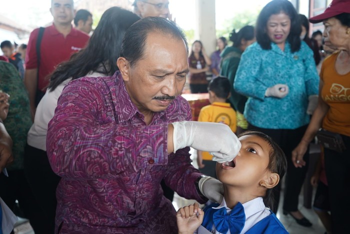 Pejabat (Pj) Bupati Klungkung, I Nyoman Jendrika, bersama Ketua TP. PKK Kabupaten Klungkung, Ny. Wiryani Jendrika meninjau pelaksanaan Pekan Imunisasi Nasional (PIN) Polio di Balai Banjar Desa Takmung, Kecamatan Banjarangkan, Kabupaten Klungkung.
