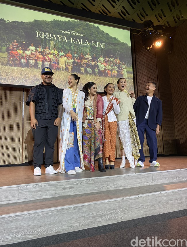 Mel Ahyar, Ghea Panggabean, Lulu Lutfi Labibi, Sejauh Mata Memandang, dan Didi Budiardjo menyumbangkan kebaya terbaik hasil interpretasi mereka untuk film ini. Tak hanya kebaya kutubaru, ada juga kebaya kartini, kebaya encim dalam versi yang kekinian Meskipun deretan kebaya tersebut tidak dibuat khusus untuk film ini, daya tariknya tetap terasa. (Foto: Daniel Ngantung/detikcom)