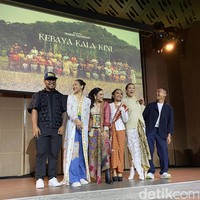 Mel Ahyar, Ghea Panggabean, Lulu Lutfi Labibi, Sejauh Mata Memandang, dan Didi Budiardjo menyumbangkan kebaya terbaik hasil interpretasi mereka untuk film ini. Tak hanya kebaya kutubaru, ada juga kebaya kartini, kebaya encim dalam versi yang kekinian Meskipun deretan kebaya tersebut tidak dibuat khusus untuk film ini, daya tariknya tetap terasa. (Foto: Daniel Ngantung/detikcom)