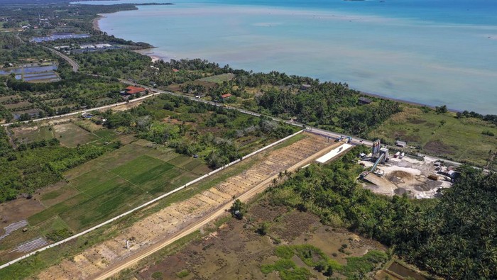 Foto udara pembangunan proyek Jalan Tol Serang-Panimbang di Pandeglang, Banten, Selasa (23/7/2024). Progres pembangunan Jalan Tol Serang-Panimbang seksi III fase I Cileles-Panimbang dengan panjang 83,67 km telah mencapai lebih dari 50 persen dan ditargetkan selesai pada akhir tahun 2024, pembangunan jalan tol tersebut guna mendukung akses menuju kawasan pariwisata di Banten yang dapat mempersingkat waktu tempuh dari Jakarta menuju kawasan pantai di Banten dari empat jam menjadi 2,5 jam. ANTARA FOTO/Galih Pradipta/tom.