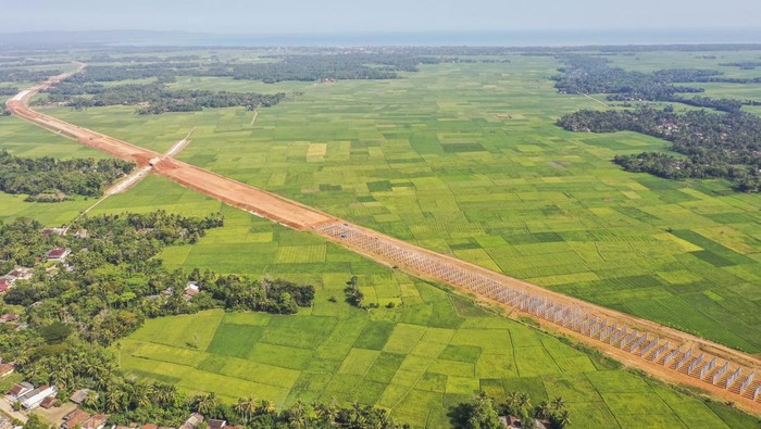 Foto udara pembangunan proyek Jalan Tol Serang-Panimbang di Pandeglang, Banten, Selasa (23/7/2024). Progres pembangunan Jalan Tol Serang-Panimbang seksi III fase I Cileles-Panimbang dengan panjang 83,67 km telah mencapai lebih dari 50 persen dan ditargetkan selesai pada akhir tahun 2024, pembangunan jalan tol tersebut guna mendukung akses menuju kawasan pariwisata di Banten yang dapat mempersingkat waktu tempuh dari Jakarta menuju kawasan pantai di Banten dari empat jam menjadi 2,5 jam. ANTARA FOTO/Galih Pradipta/tom.