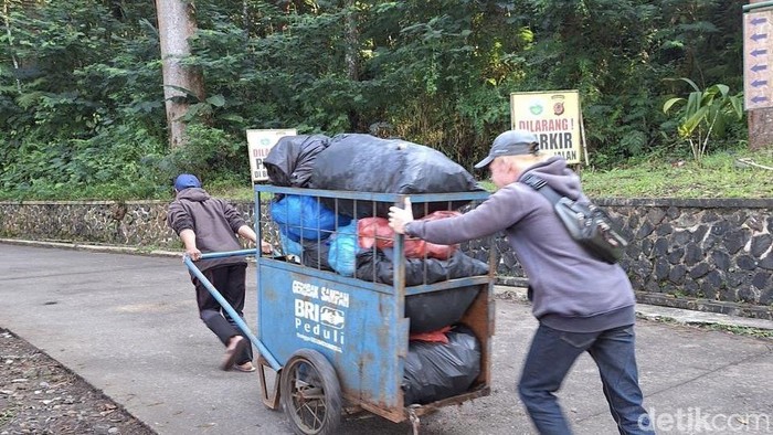 Pembersihan sampah dari TNGGP.