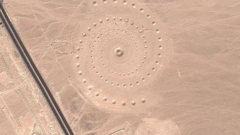Apa ini?! Pesan tersembunyi alien?! Bukan, pada Maret 2007, Danae Stratou, Alexandra Stratou dan Stella Constantinides menciptakan karya seni seluas 100 ribu meter persegi ini. Foto: Google Earth
