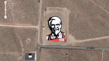 Logo KFC yang menampilan sang pemilik resep rahasia, Coloner Sander, sempat bikin heboh juga karena gambarnya ada di atas permukaan tanah. Mapvertising yang keren. Foto: Google Earth  