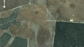 Kali ini gambar menghebohkan, yang diperbincangkan sebagai triangle UFO, datang dari Australia. Kamu percaya kalau ini alat tranmisi sinyal? Foto: Sensis Pty Ltd, Digital Globe, Google  