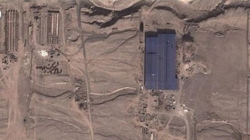 Gambar satelit dari padang pasir di Kashgar, Xinjiang ini disebut-sebut merupakan basecamp rahasia militer China untuk menyekap etnis Uyghur. Foto: Google Earth