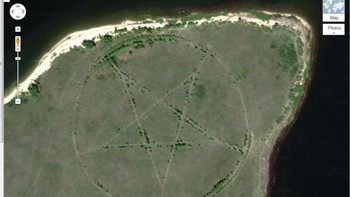 Sebuah pentagram dengan diameter 366 meter di pinggiran Kazakhstan adalah salah satu yang bikin heboh karena dikaitkan dengan penyembahan setan. Padahal, pentagram ini adalah garis besar taman yang dibuat dalam bentuk bintang. Foto: Google Earth