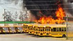 Penampakan Kebakaran Hutan Merembet Dekati Depo Bus di Kanada