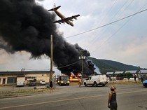 Penampakan Kebakaran Hutan Merembet Dekati Depo Bus di Kanada