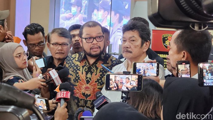 Pengacara terpidana kasus Vina di Bareskrim. (Adrial/detikcom)