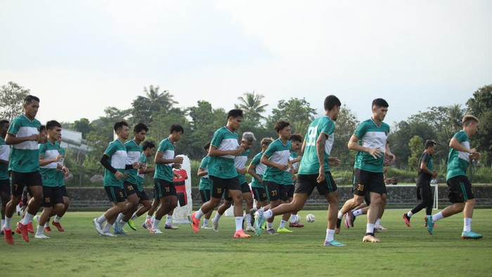 Penggawa PSS Sleman saat sesi latihan di Lapangan Pakembinangun, Sleman, Senin (1/7/2024).