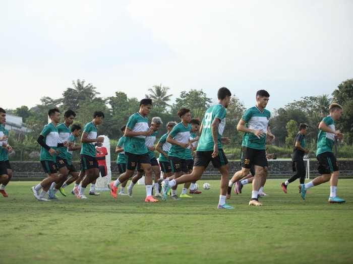 Penggawa PSS Sleman saat sesi latihan di Lapangan Pakembinangun, Sleman, Senin (1/7/2024).