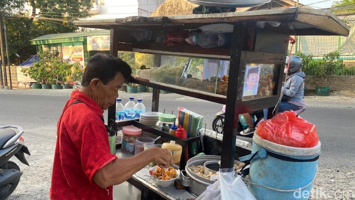 Penjual Bakso di Surabaya Viral Mirip Karakter Suneo