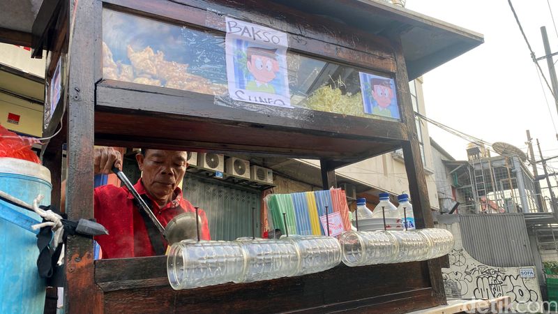 Penjual Bakso di Surabaya Viral Mirip Karakter Suneo