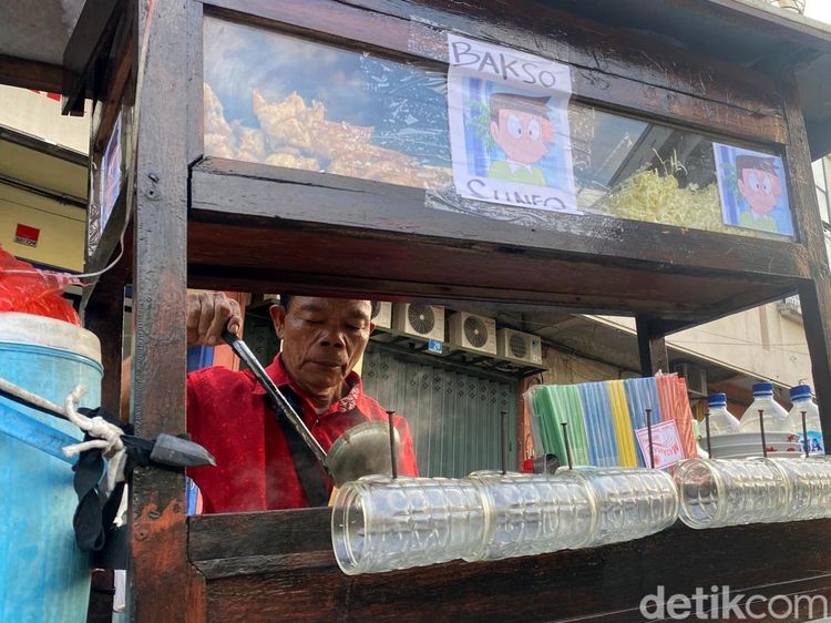 Ini Dia Penjual Bakso di Surabaya Mirip Suneo