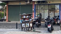 Samiran biasanya berjualan secara keliling di sekitar Jalan Raya Jemursari sejak pukul 12.00-19.00 WIB.