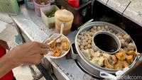 Bakso yang dijajakan Samiran dibanderol dengan harga terjangkau. Cukup dengan Rp 15 ribu saja detikers bisa mendapatkan semangkuk bakso lengkap dengan berbagai isian