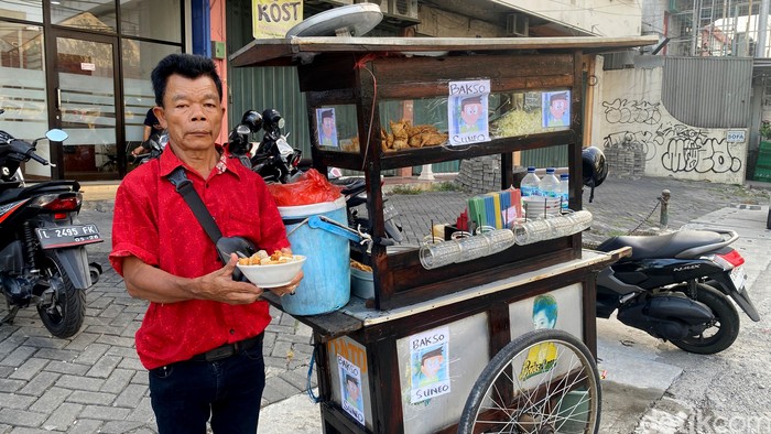 Penjual Bakso di Surabaya Viral Mirip Karakter Suneo