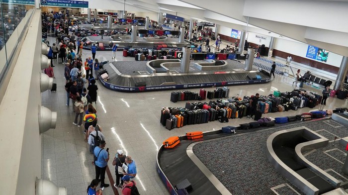 Penundaan Penerbangan Masih Terjadi di Atlanta Imbas Microsoft Down People speak to Delta agents as they try to rebook their travel plans after long delays following cyber outages affecting airlines at Hartsfield-Jackson Atlanta International Airport in Atlanta, Georgia, U.S., July 22, 2024. REUTERS/Megan Varner