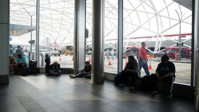Penundaan Penerbangan Masih Terjadi di Atlanta Imbas Microsoft Down People speak to Delta agents as they try to rebook their travel plans after long delays following cyber outages affecting airlines at Hartsfield-Jackson Atlanta International Airport in Atlanta, Georgia, U.S., July 22, 2024. REUTERS/Megan Varner