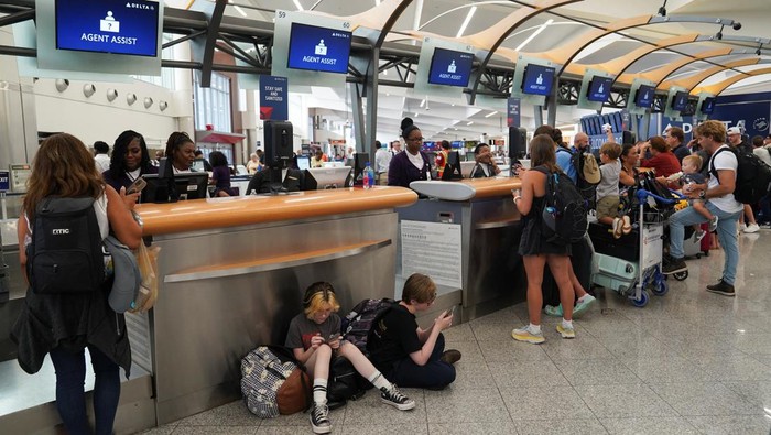 Penundaan Penerbangan Masih Terjadi di Atlanta Imbas Microsoft Down People speak to Delta agents as they try to rebook their travel plans after long delays following cyber outages affecting airlines at Hartsfield-Jackson Atlanta International Airport in Atlanta, Georgia, U.S., July 22, 2024. REUTERS/Megan Varner