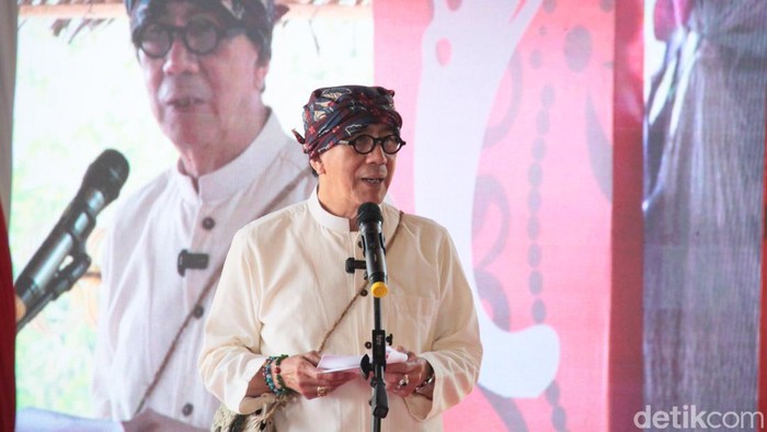 Penyerahan sertifikat kekayaan intelektual komunal (KIK) dan indikasi geografis (IG) oleh Menkumham RI Yassona H Laoly kepada kelompok masyarakat adat di Jabar.