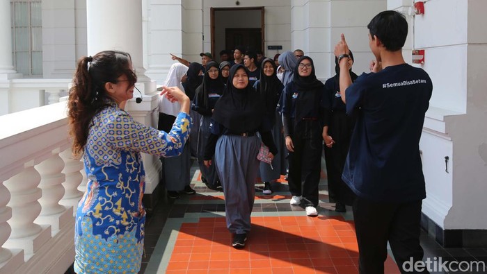 Peringati Hari Anak Nasional, Teman Tuli Kunjungi ke Museum Bank Indonesia Sejumlah teman tuli mengunjungi Museum Bank Indonesia. Kegiatan ini mereka lakukan dalam rangka memperingati hari anak nasional.