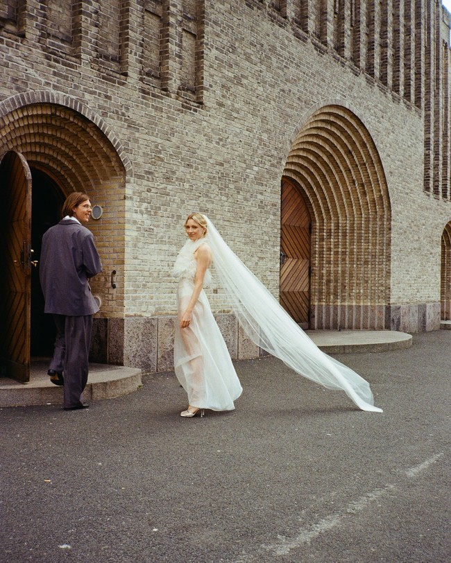 Setiap wanita memiliki impian tentang hari pernikahan yang sempurna, termasuk soal gaun pengantinnya. Seorang artis asal Denmark mewujudkan keinginannya untuk tampil spesial dengan mengenakan busana menerawang. Foto: Instagram Pernille Rosenkilde