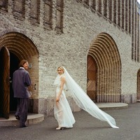 Setiap wanita memiliki impian tentang hari pernikahan yang sempurna, termasuk soal gaun pengantinnya. Seorang artis asal Denmark mewujudkan keinginannya untuk tampil spesial dengan mengenakan busana menerawang. Foto: Instagram Pernille Rosenkilde