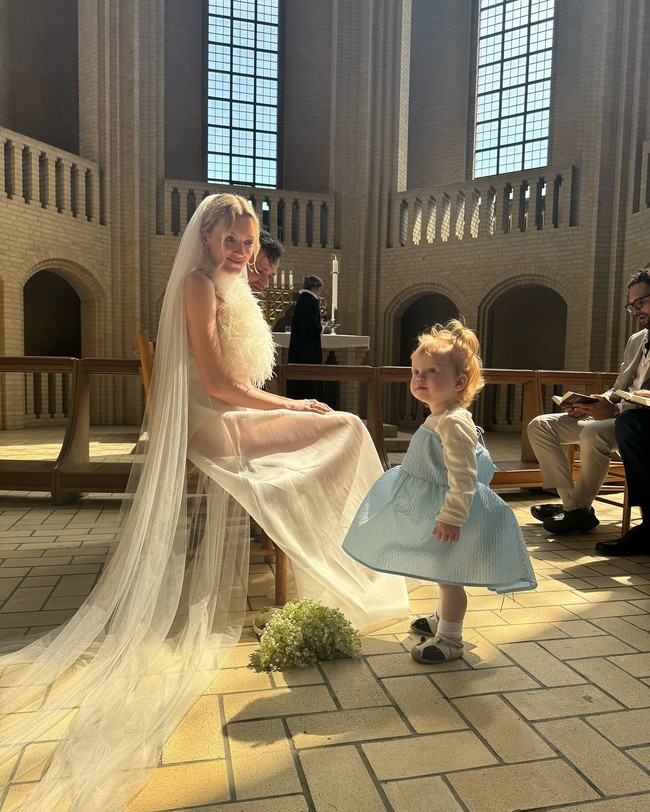 Sayangnya tak sedikit orang yang kurang setuju dengan pilihan Pernille. Di kolom komentar, beberapa netizen mengungkap kekecewaan mereka. Dia seperti baru kembali dari kamar mandi dan lupa pakai bagian bawah dress, Tamu-tamu berpakaian lebih baik, Gaun pengantin terburuk yang pernah aku lihat, Foto: Instagram Pernille Rosenkilde