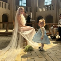 Sayangnya tak sedikit orang yang kurang setuju dengan pilihan Pernille. Di kolom komentar, beberapa netizen mengungkap kekecewaan mereka. Dia seperti baru kembali dari kamar mandi dan lupa pakai bagian bawah dress, Tamu-tamu berpakaian lebih baik, Gaun pengantin terburuk yang pernah aku lihat, Foto: Instagram Pernille Rosenkilde