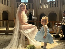 Gaya Pengantin Pakai Gaun Transparan Jadi Kontroversi, Pakaian Dalam Terlihat