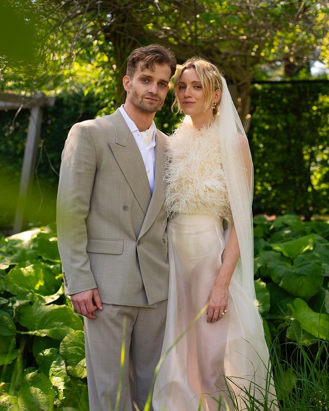 Adalah Pernille August Rosenkilde yang jadi sorotan karena gaun pengantinnya. Saat menikah dengan Jeppe August Soerensen Rosenkilde, selebgram sekaligus desainer itu mengenakan gaun yang transparan di bagian bawah. Foto: Instagram Pernille Rosenkilde