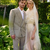 Adalah Pernille August Rosenkilde yang jadi sorotan karena gaun pengantinnya. Saat menikah dengan Jeppe August Soerensen Rosenkilde, selebgram sekaligus desainer itu mengenakan gaun yang transparan di bagian bawah. Foto: Instagram Pernille Rosenkilde