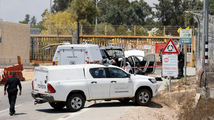 Israeli officials work at the scene of an attempted stabbing attack that Israeli police say was carried out by a Canadian citizen, at Netiv Haasara, Israel, July 22, 2024. REUTERS/Amir Cohen Purchase Licensing Rights