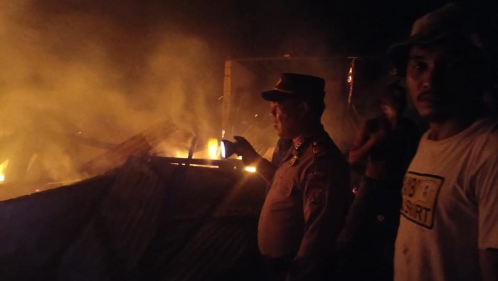 Petugas kepolisian saat olah TKP kebakaran. (Foto: Dok. Polres Tanah Karo)
