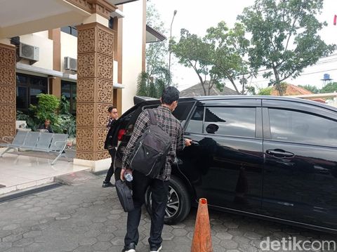 Petugas KPK seusai menggeledah Kantor Dispendukcapil Kota Semarang, Selasa (23/7/2024) sore.