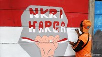 Petugas PPSU membuat mural di Jalan Halimun, Guntur, Jakarta Selatan, Selasa (23/7/2024).