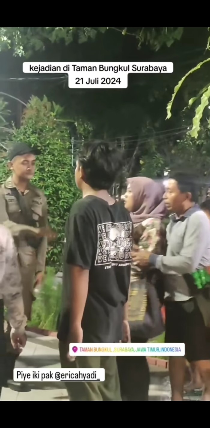 Petugas Satpol PP Surabaya bersitegang dengan PKL saat penertiban di Taman Bungkul.