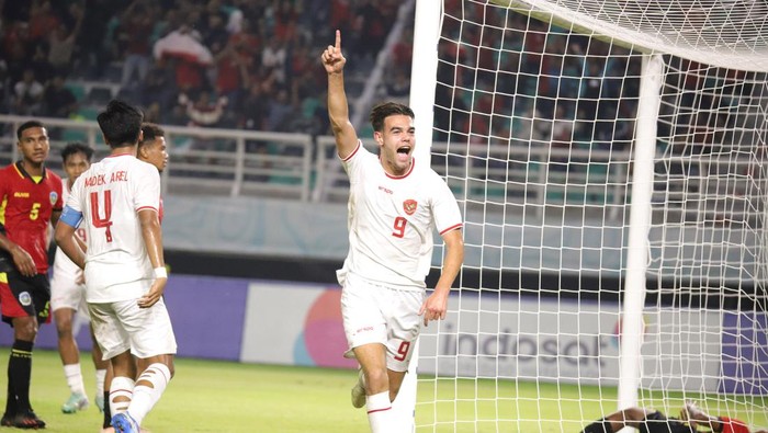 Pesepak bola Timnas Indonesia Kadek Arel Priyatna (kiri) menyundul bola dihadang penjaga gawang Timnas Timor Leste Alexandre Oscar Lima (kanan) dalam pertandingan penyisihan Grup A Piala ASEAN U-19 Boys Championship atau AFF U-19 di Stadion Gelora Bung Tomo, Surabaya, Jawa Timur, Selasa (23/7/2024). ANTARA FOTO/Rizal Hanafi/sgd/nym.