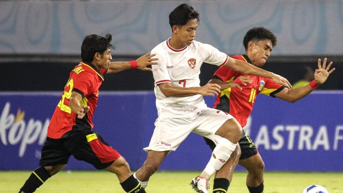 Pesepak bola Timnas Indonesia Figo Dennis Saputrananto (tengah) berebut bola dengan dua pesepak bola Timnas Timor Leste Marques de Carvalho (kiri) dan Vabio Canavaro dalam pertandingan penyisihan Grup A Piala ASEAN U-19 Boys Championship atau AFF U-19 di Stadion Gelora Bung Tomo, Surabaya, Jawa Timur, Selasa (23/7/2024). ANTARA FOTO/Rizal Hanafi/sgd/nym.