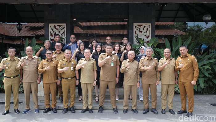Pimpinan Trans Media berfoto bersama sejumlah kepala daerah di Sumut. (Nizar Aldi/detikSumut)
